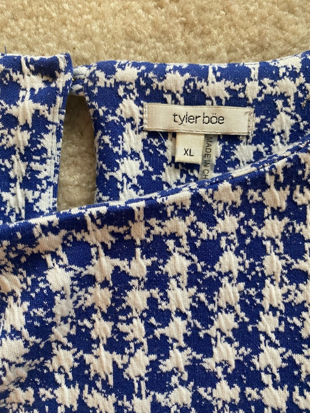 Tyler Boe XL bell sleeve top blue and white - Picture 5 of 6